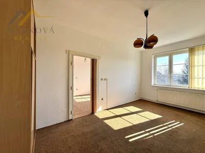 Schlafzimmer; tageslicht, renovierungsbedürftig