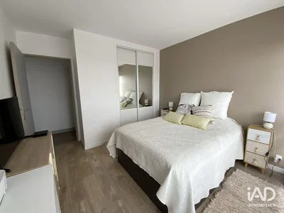 Спаваћа соба; дрвени под, природно светло, модерни стил