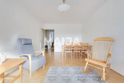 Obývací pokoj; dřevěná podlaha, přirozené světlo