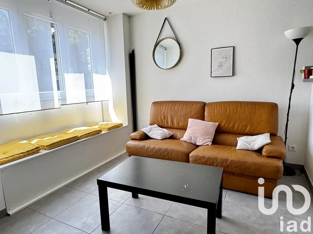 Oturma odası; fayans zemin, doğal ışık, modern stil