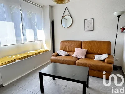 Oturma odası; fayans zemin, doğal ışık, modern stil