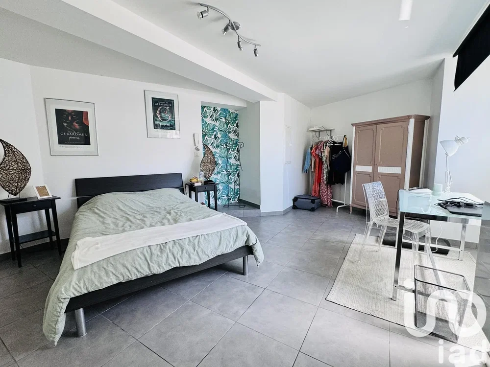 Yatak odası; fayans zemin, doğal ışık