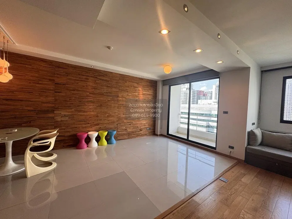 Salon; vue, carrelage, lumière naturelle