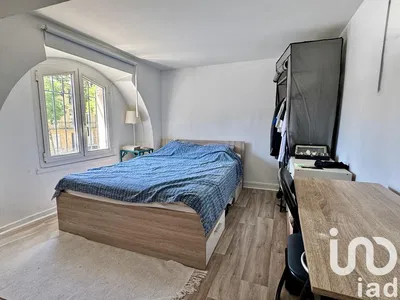 Yatak odası; doğal ışık, ahşap zemin