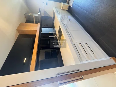 Cuisine; électroménager, carrelage, rénové, lumière naturelle