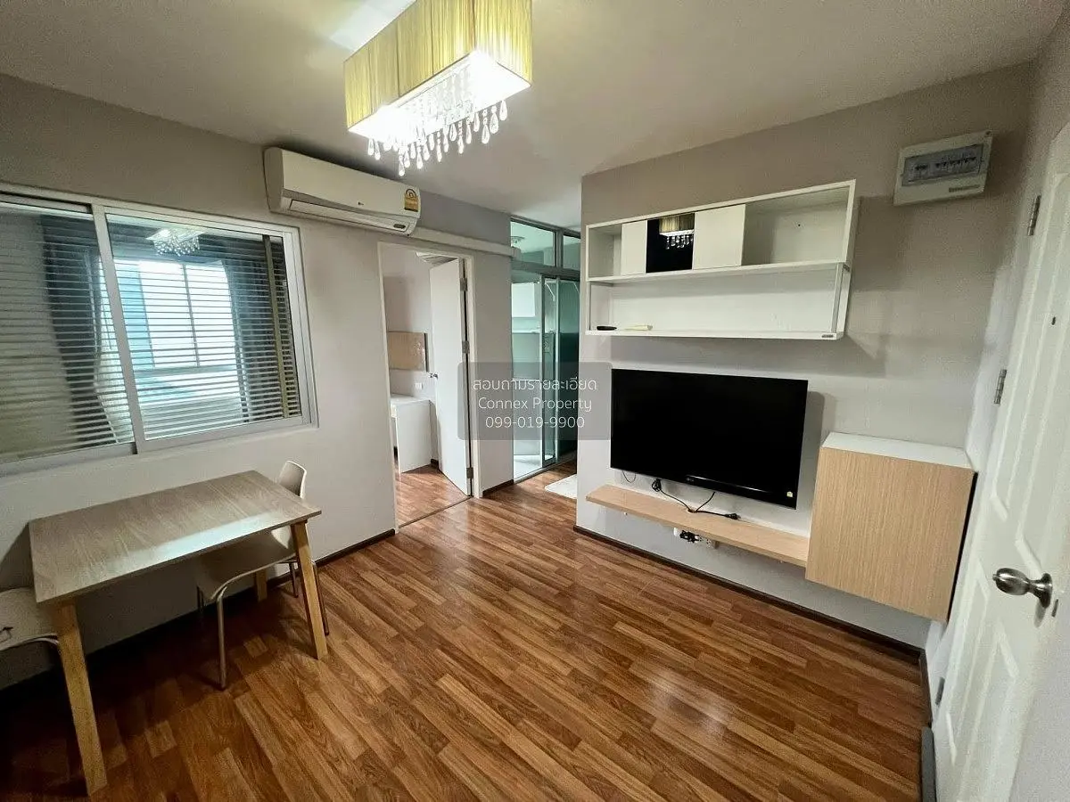 Σαλόνι; ξύλινο πάτωμα, φυσικό φως, μοντέρνο στυλ