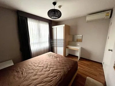 Υπνοδωμάτιο; ξύλινο πάτωμα, φυσικό φως, μοντέρνο στυλ