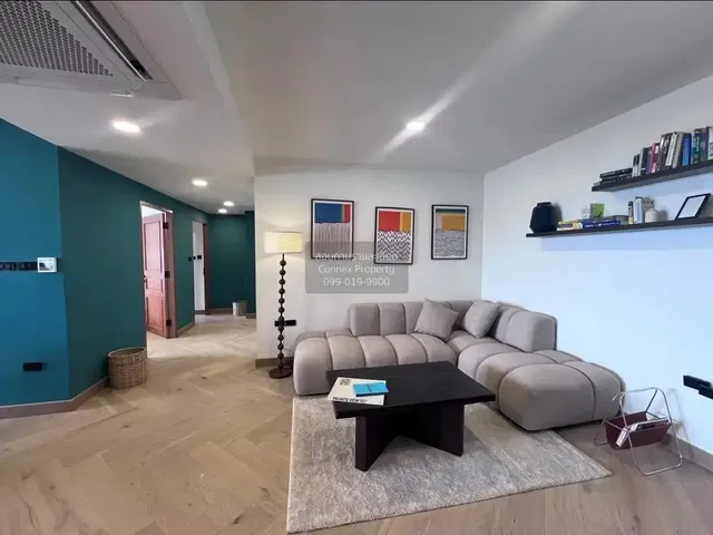 Дневна соба; дрвени под, природно светло, модерни стил