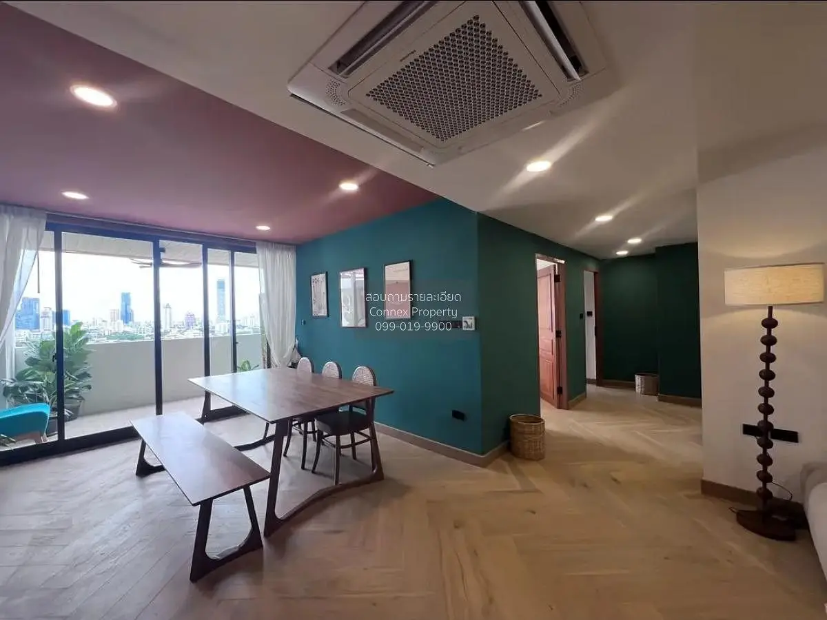 Дневна соба; поглед, дрвени под, природно светло