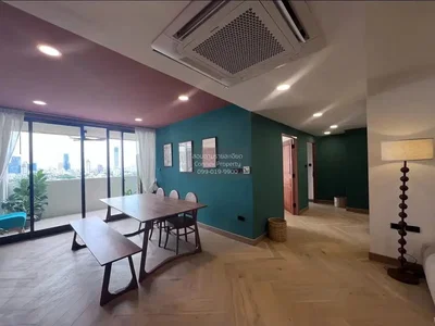 Дневна соба; поглед, дрвени под, природно светло