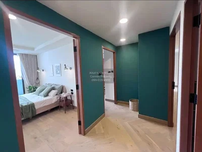 Спаваћа соба; дрвени под, природно светло, модерни стил