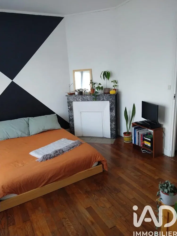 Спаваћа соба; дрвени под, природно светло, модерни стил