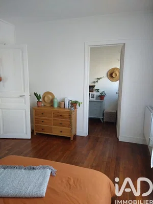 Спаваћа соба; дрвени под, природно светло, модерни стил