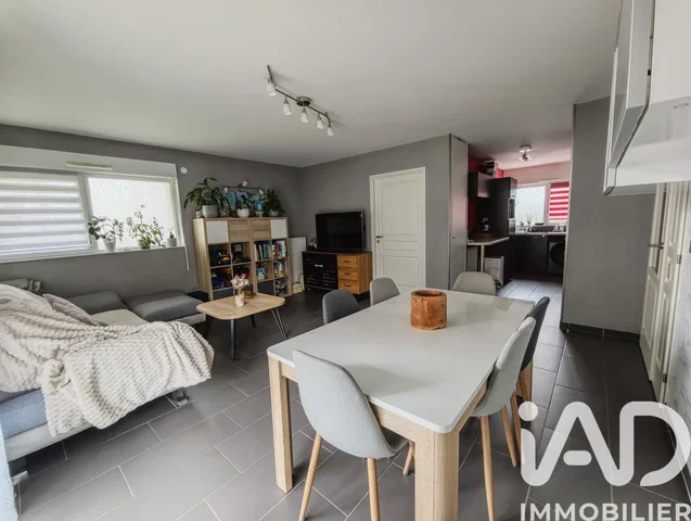 Salon; podłoga z płytek, światło dzienne
