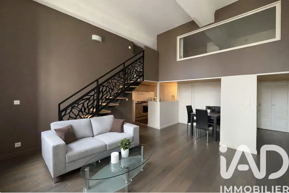 Woonkamer; houten vloer, natuurlijk licht, moderne stijl