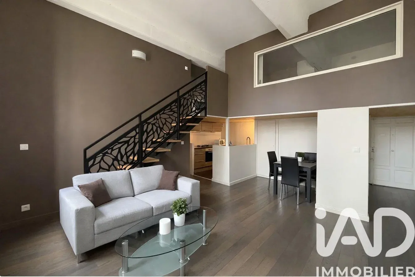 Woonkamer; houten vloer, natuurlijk licht, moderne stijl