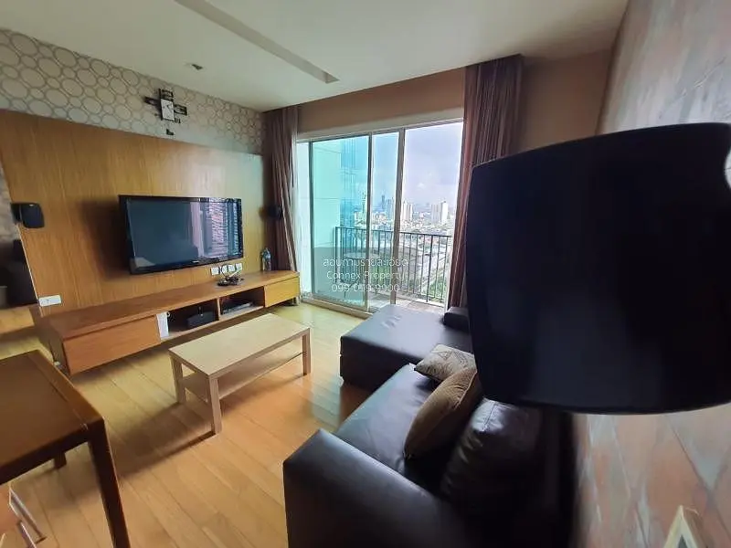 Oturma odası; manzara, ahşap zemin, doğal ışık, modern stil