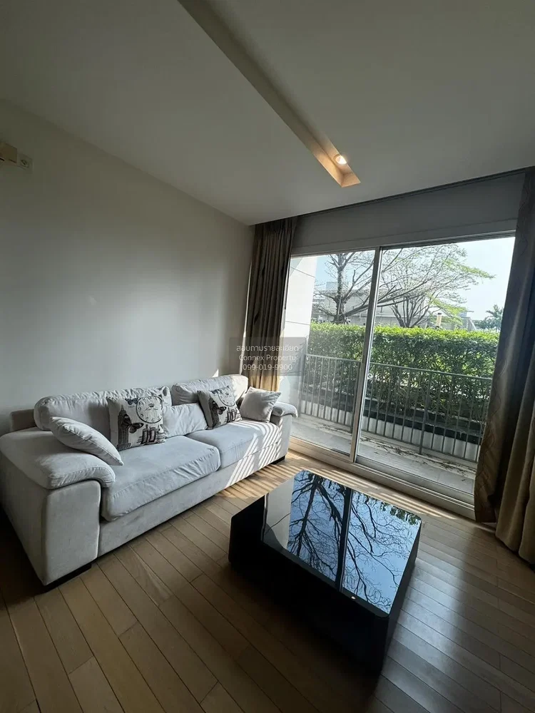 Salon; vue, parquet, lumière naturelle