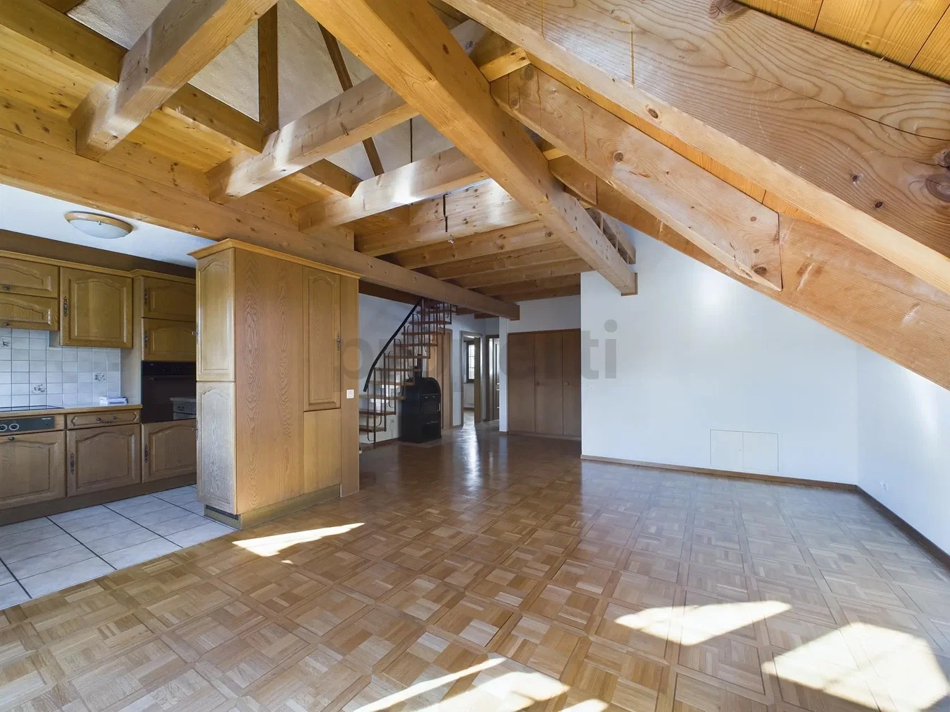 Wohnzimmer; holzbalken, holzboden, tageslicht