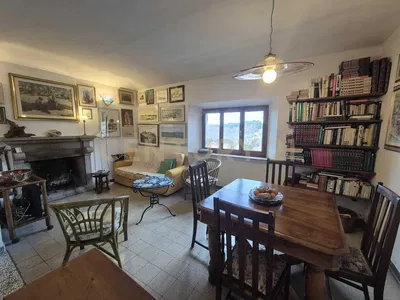 غرفة معيشة; مدفأة, أرضية خشبية, أرضية من البلاط, أسلوب ريفي, ضوء طبيعي