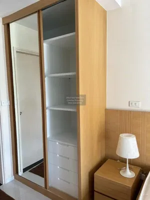 Yatak odası; ahşap zemin, modern stil, doğal ışık