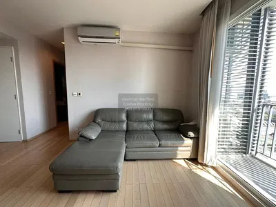 Salon; parquet, lumière naturelle, vue