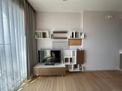 Oturma odası; ahşap zemin, doğal ışık, modern stil