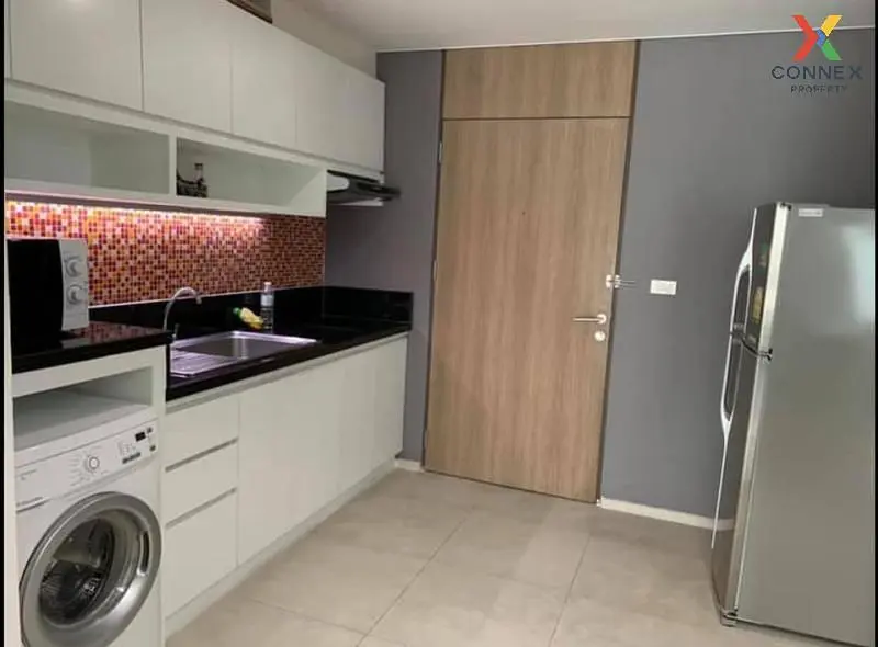 Mutfak; mutfak aletleri, fayans zemin, tadilatlı, doğal ışık