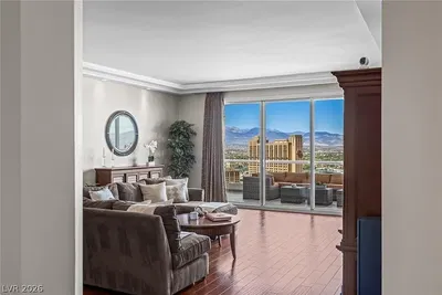 Oturma odası; manzara, ahşap zemin, doğal ışık