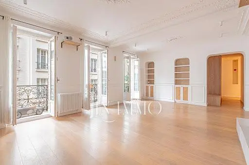 Oturma odası; manzara, ahşap zemin, doğal ışık