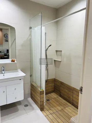 Banyo; fayans zemin, doğal ışık, tadilatlı