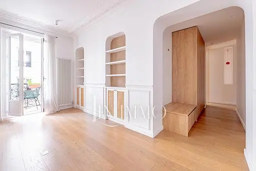 Oturma odası; doğal ışık, ahşap zemin