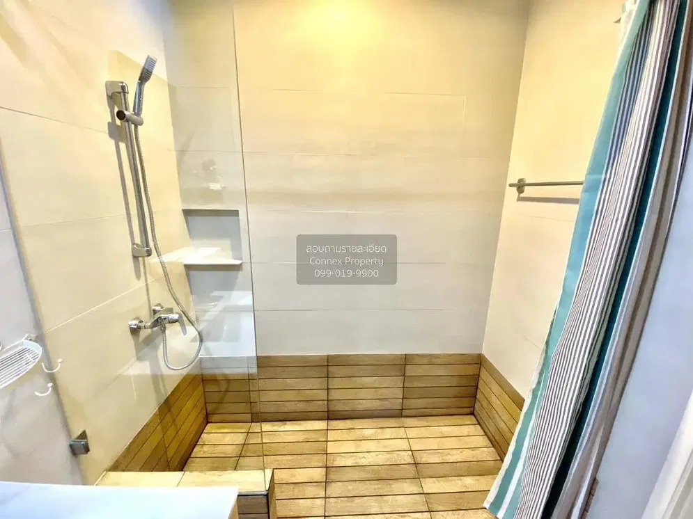 Banyo; fayans zemin, doğal ışık