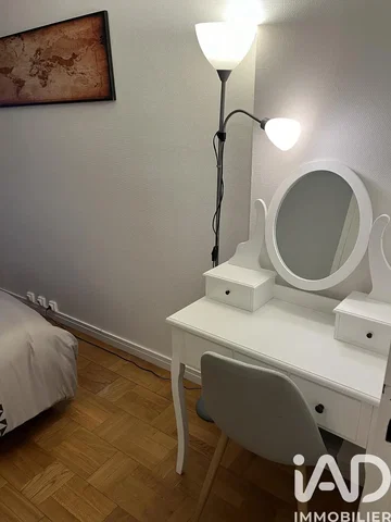 Quarto; chão de madeira, luz natural