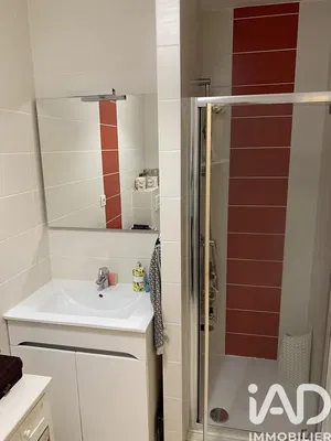 Купатило; плочице, реновиран, природно светло, модерни стил