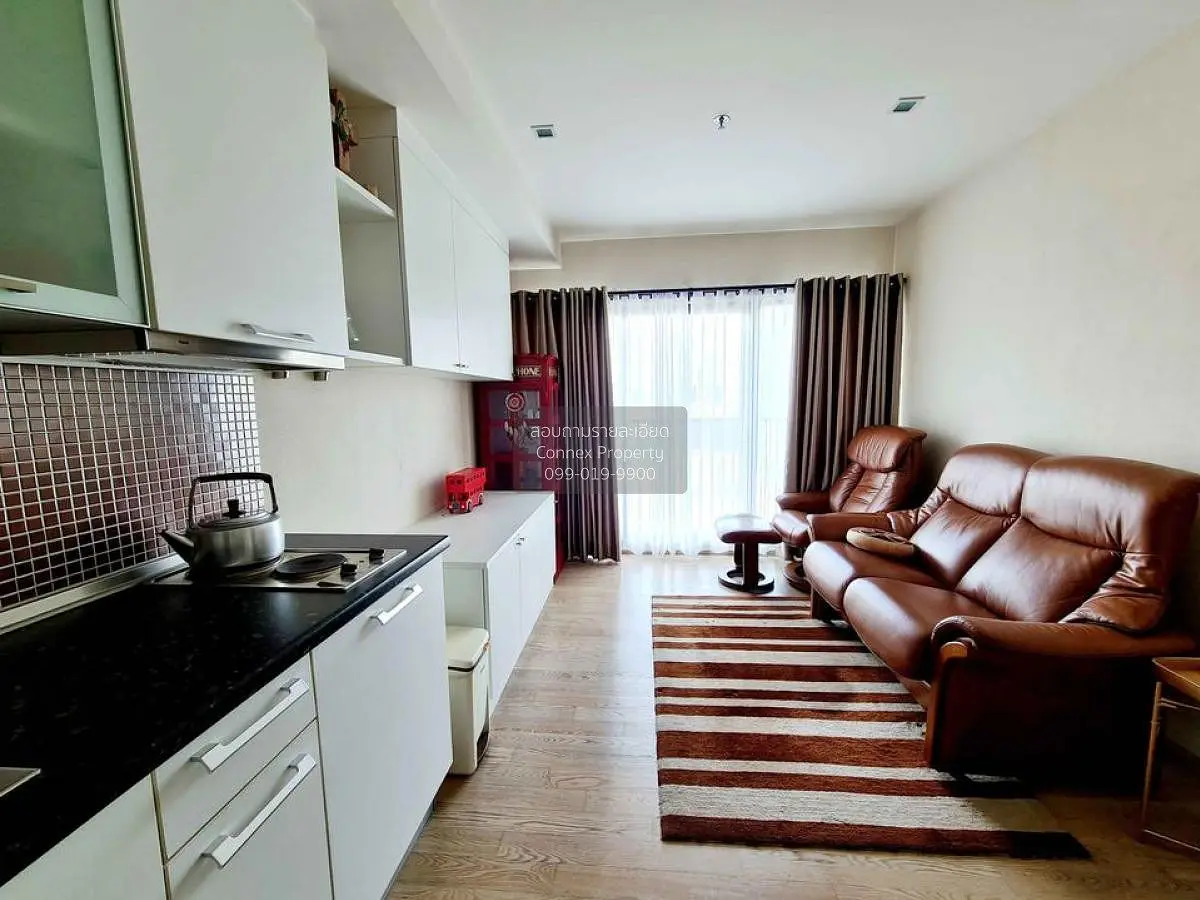 Oturma odası; mutfak aletleri, doğal ışık