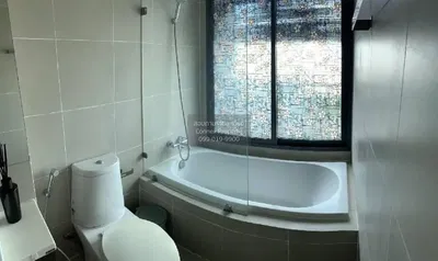 Badezimmer; fliesenboden, tageslicht, renoviert