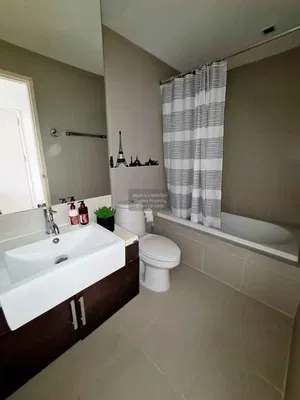 Banyo; fayans zemin, doğal ışık