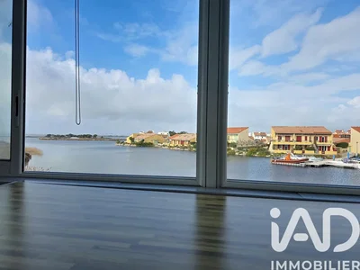 Дневна соба; поглед, дрвени под, природно светло