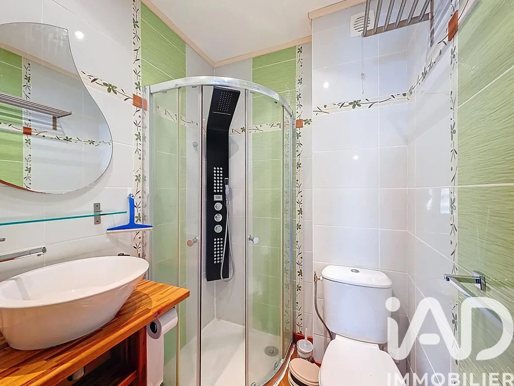 Купатило; плочице, реновиран, природно светло, модерни стил