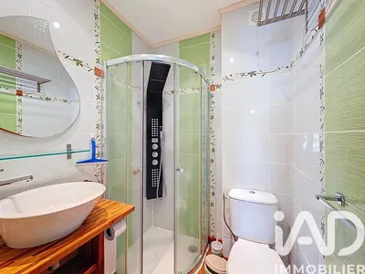 Купатило; плочице, реновиран, природно светло, модерни стил