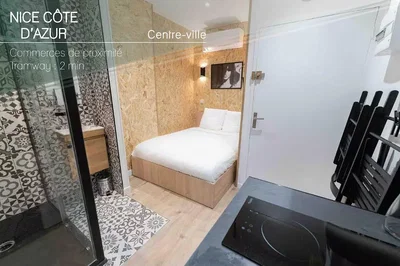 Yatak odası; ahşap zemin, doğal ışık, modern stil