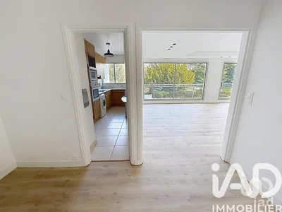 Дневна соба; поглед, дрвени под, природно светло