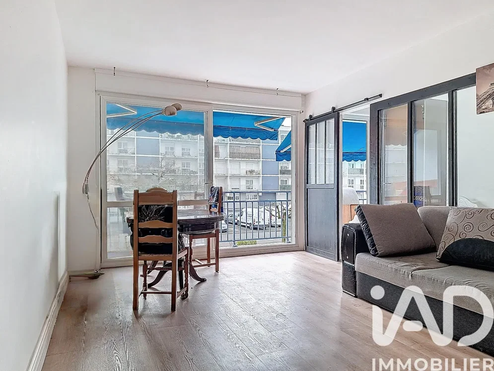 Дневна соба; поглед, дрвени под, природно светло