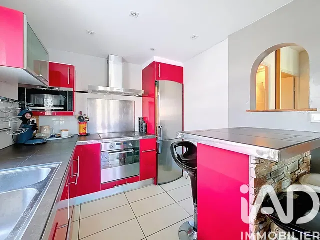 Cuisine; électroménager, carrelage, rénové, lumière naturelle