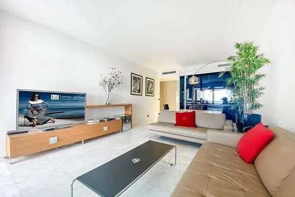 Дневна соба; природно светло, модерни стил