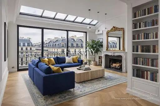 Oturma odası; manzara, şömine, ahşap zemin, doğal ışık, modern stil