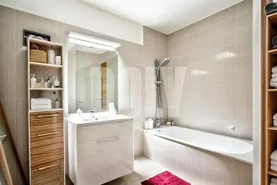 Banyo; doğal ışık, tadilatlı, fayans zemin
