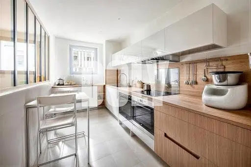 Mutfak; mutfak aletleri, doğal ışık, modern stil