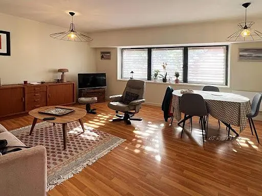 Wohnzimmer; holzboden, tageslicht, moderner stil